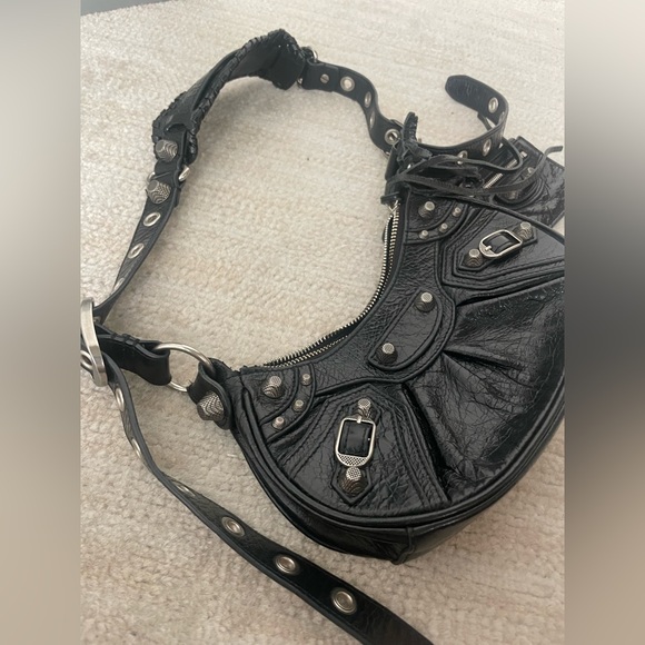 Le Cagole XS Shoulder Bag in black Arena lambskin, aged-silver hardware - Picture 4 of 16